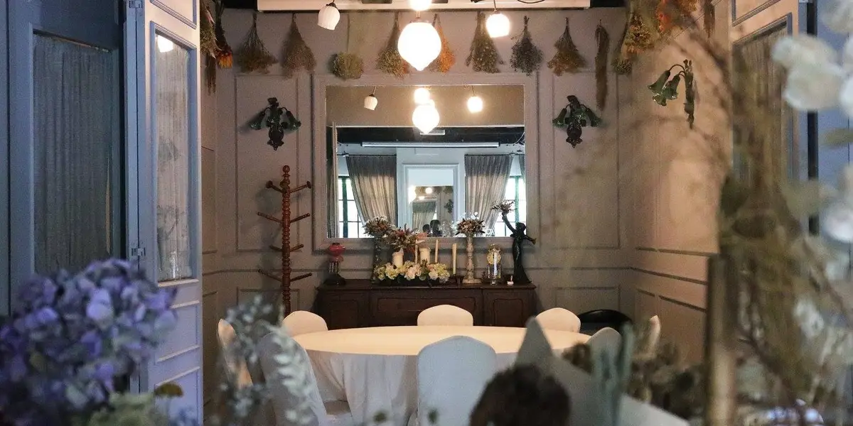 restaurant cover